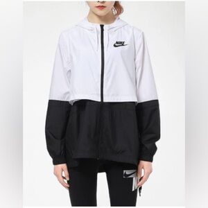 Nike Women's SZ L Black and White windbreaker hoodie,water repellent, Lt. weight